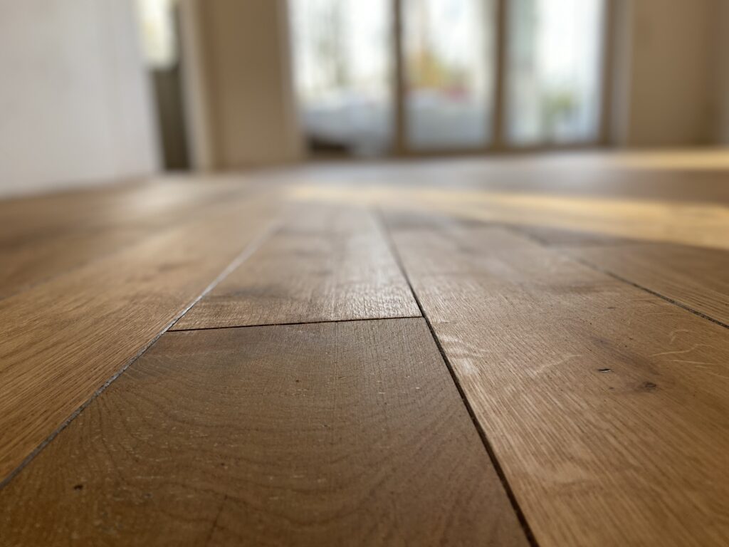 Nahaufnahme von einem Stabparkett im Unregelmäßigem Verband gelegt.